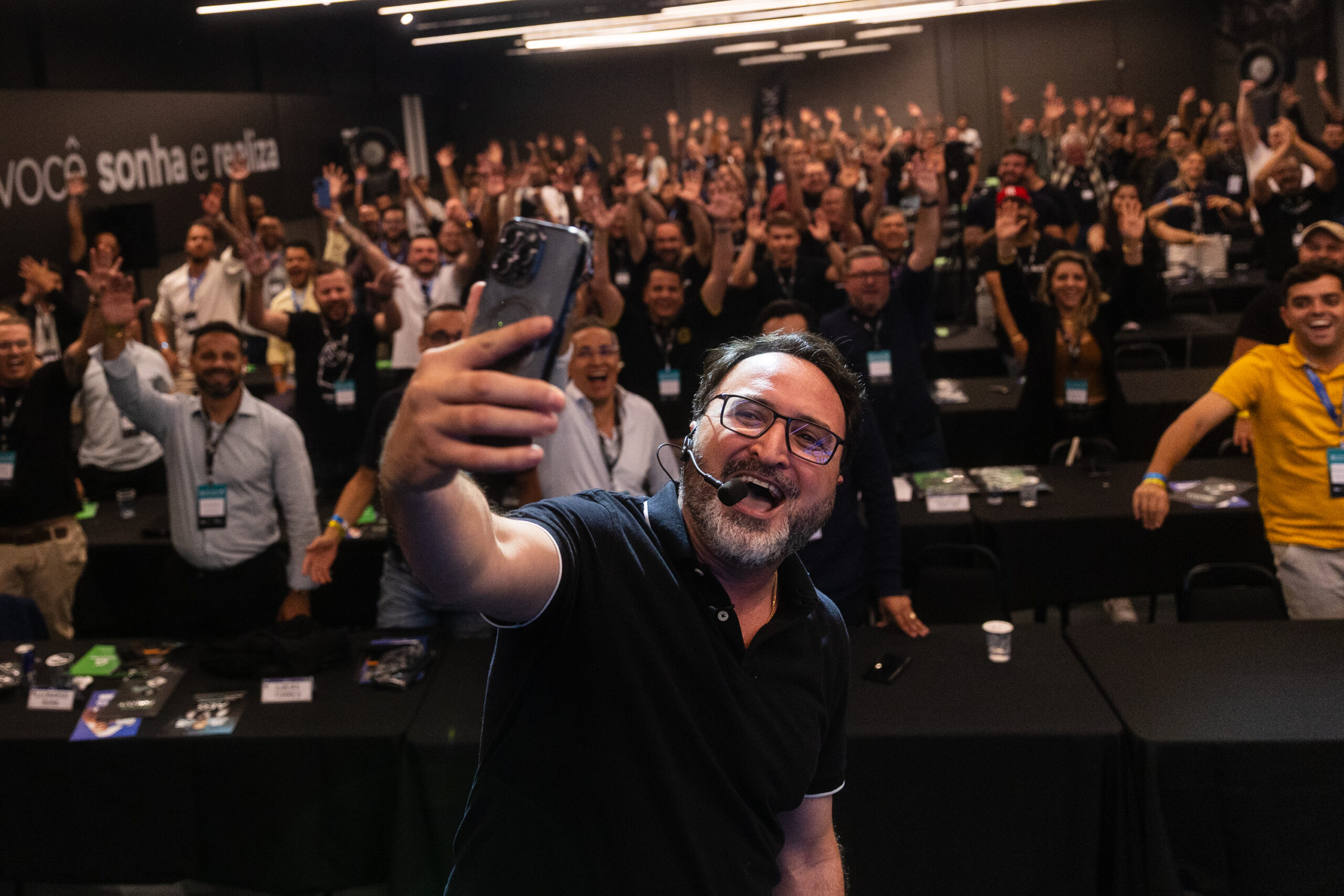 Imersão DLPL De Loja Pra Loja - Rodrigo Bello gravando um vídeo com a plateia ao final do evento, a plateia enlouquecida na plenária, comemorando o sucesso do evento e a grandiosidade do conteúdo abordado durante todo o dia.